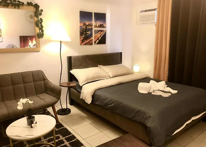 Cozy Staycation In Pioneer Woodland Mandaluyong 公寓式飯店 *
