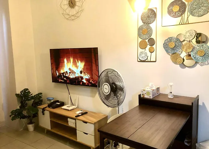 Cozy Staycation In Pioneer Woodland Mandaluyong