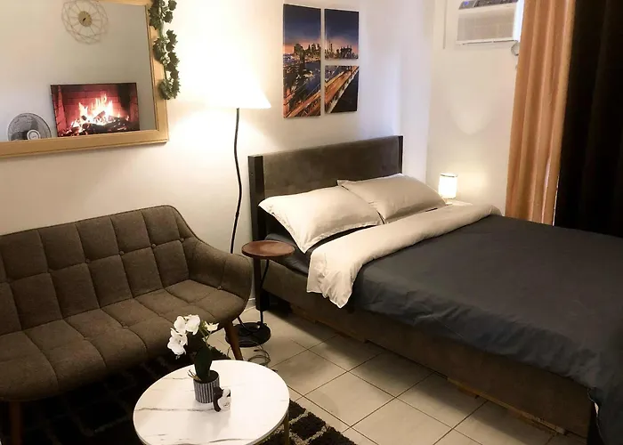 Cozy Staycation In Pioneer Woodland Mandaluyong *